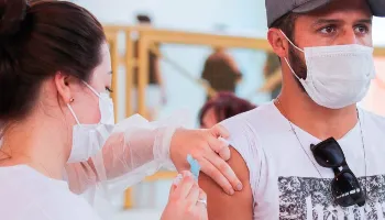 Mais de 2 milhões de paranaenses já receberam a dose reforço contra covid-19 