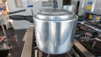 Saiba quais cuidados tomar ao manusear uma panela de pressão
