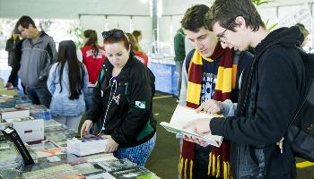 Eduem realiza Feira do Livro com títulos a partir de cinco reais  
