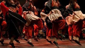 Projeto ′Dançando nos Centros′ leva forró e dabke para os bairros 
