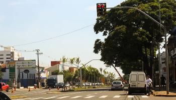 Prefeitura investe na segurança de pedestres com a instalação de semáforos Prefeitura investe na segurança de pedestres com a instalação de semáforos