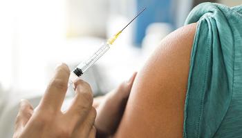 Eficácia da vacina contra HPV é maior quando aplicada entre 9 e 14 anos. 