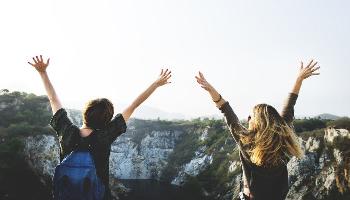 Pesquisa aponta que Geração Z busca por aventura e sustentabilidade em viagens 