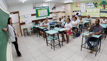 Professores incentivam jovens e adultos a voltar à sala de aula 
