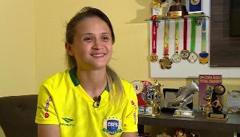 Jogadora de futsal eleita cinco vezes a melhor do mundo está em Maringá Jogadora de futsal eleita cinco vezes a melhor do mundo está em Maringá