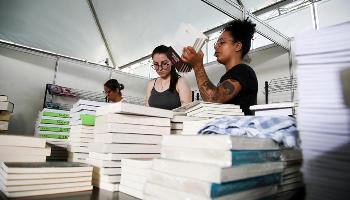 Estandes começam a receber livros dos expositores da FLIM 2019 