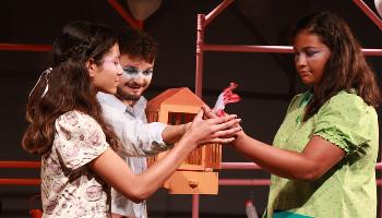 Apresentações de teatro marcam o encerramento do projeto 'Criança em Cena' 