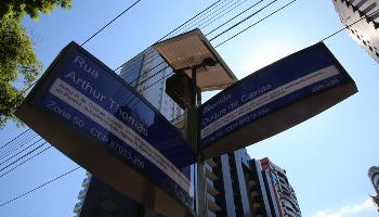 São instalados postes especiais com placa de energia solar e led 