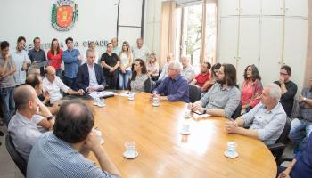 O prefeito de Maringá assina contrato para construção de 640 apartamentos 