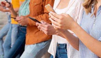 Especialista apresenta maneiras de se desintoxicar da tecnologia nas férias 