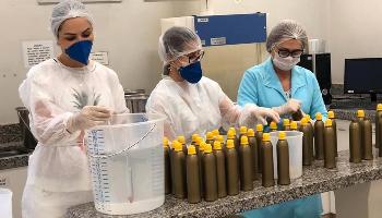 UEM volta a produzir álcool 70% graças à doações 