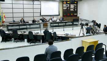 Câmara aprova medidas econômicas para reduzir danos da pandemia 