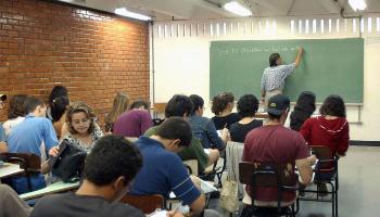 Projeto quer reduzir em 30% o preço de universidades particulares no PR 