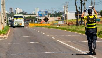 Prefeitura distribui marmitas para caminhoneiros em assistência à quarentena 