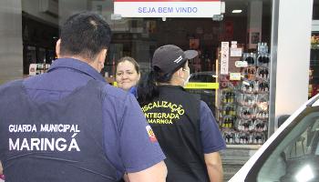 Operação flagra bares com clientes escondidos 