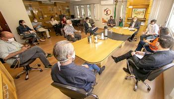 Reunião discute a ativação de 108 leitos no HUM 