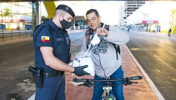 Prefeitura distribui máscaras para a população como medida de proteção 