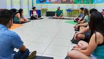 Professor oferece aulas de yoga online e gratuitamente durante isolamento social 
