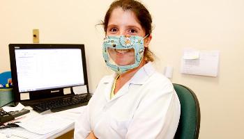 Equipe produz máscaras com transparência para colega com deficiência auditiva 
