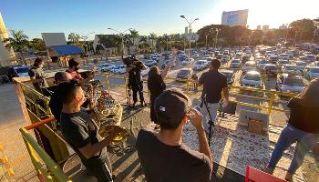 Universidade realiza 'culto drive-in' em câmpus de Maringá Universidade realiza 'culto drive-in' em câmpus de Maringá