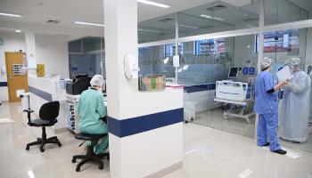 Casos e mortes por Covid-19 caem pela segunda semana consecutiva no Paraná 