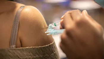 Levantamento aponta que 62,7% dos maringaenses aptos não tomaram dose reforço contra covid-19 