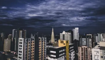 Previsão do tempo aponta semana chuvosa em Maringá 