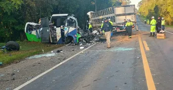 Vítimas de acidente entre micro-ônibus e carreta na BR-737 são veladas em Imbituva 
