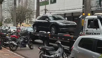 Porsche guinchado por estacionar em vaga para pessoas com deficiência em Maringá acumula multas 