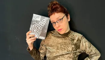 Escritora maringaense lança seu primeiro livro de poemas neste sábado (6) no CAC 