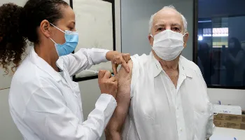 Em novo horário, idosos com mais de 77 anos podem ser vacinados nesta sexta-feira (19) Em novo horário, idosos com mais de 77 anos podem ser vacinados nesta sexta-feira (19)