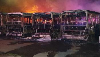 Ônibus do transporte coletivo de Maringá são incendiados na madrugada desta terça-feira (23) 