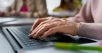 Amtech oferece curso de informática básica gratuito para pessoas com mais de 50 anos 