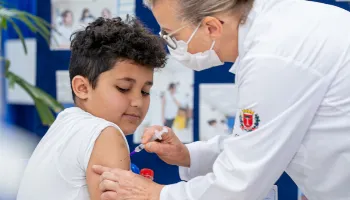 Mais de 292 mil doses de vacinas foram aplicadas em escolas do Paraná 
