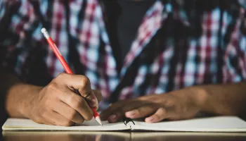 Salários de até R$ 16 mil: veja os concursos públicos e PSSs com inscrições abertas no Paraná