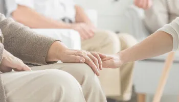 6 sinais de alerta que indicam a necessidade de um cuidador profissional 