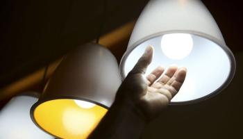 Conta de luz fica com bandeira amarela em janeiro, diz Aneel 