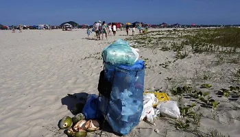 Mais de 23 toneladas de lixo são retiradas em 48 km da orla paranaense na virada do ano 