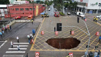 Entenda o que causou o buraco de oito metros em avenida na região central de Maringá 