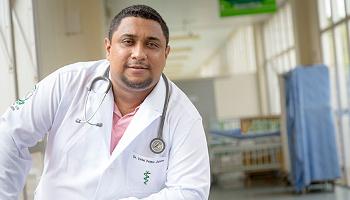 Instituição forma primeiro médico indígena 