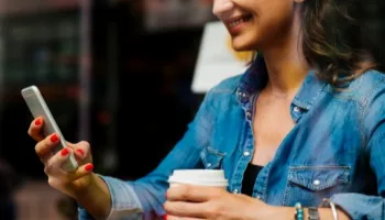 De ‘kkkkkk’ até ‘555555’: conheça os tipos de risadas online usados em diferentes idiomas 