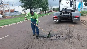 Operação tapa buraco é realizada na marginal do Contorno Norte em Maringá Operação tapa buraco é realizada na marginal do Contorno Norte em Maringá