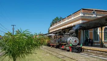 Conheça o Carnatrem, passeio ferroviário temático entre Morretes e Antonina Conheça o Carnatrem, passeio ferroviário temático entre Morretes e Antonina