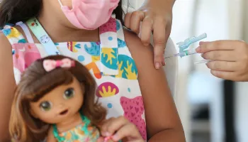 Vacinação protege crianças de sequelas causadas pela covid-19 