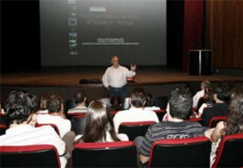 Acadêmicos da UEM conhecem política de saúde do município  Acadêmicos da UEM conhecem política de saúde do município