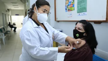 População geral com 35 anos ou mais pode se vacinar nesta segunda-feira (12) em Maringá 