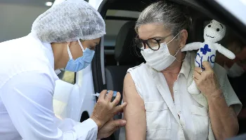Idosos com mais de 65 anos podem ser vacinados nesta terça-feira (20) 