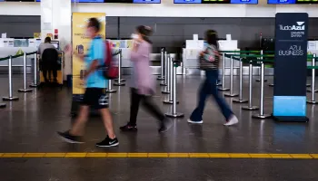 Anvisa retira obrigatoriedade do uso de máscaras em aeroportos e aviões 