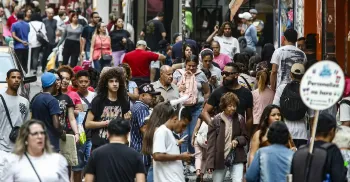 População no Brasil cresce em ritmo menor e está envelhecendo, mostra IBGE 