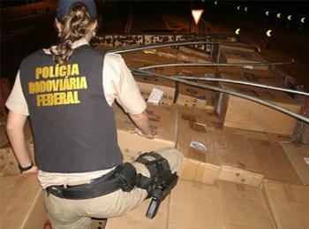 Polícia apreende mais de 200 mil maços de cigarros em Guaíra, cujo destino era Maringá Polícia apreende mais de 200 mil maços de cigarros em Guaíra, cujo destino era Maringá